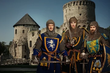 Photo sur Aluminium Chevaliers Trois chevaliers contre château médiéval.