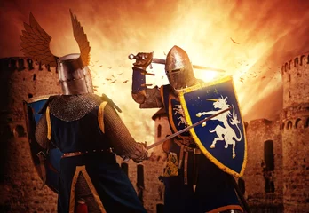 Poster Zwei Ritter, die gegen mittelalterliche Burg kämpfen. © Nejron Photo