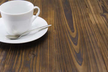 木のテーブルに白いコーヒーカップ