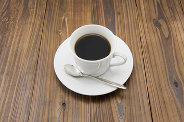 木のテーブルに置かれたコーヒー