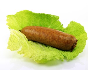 saucisse de morteau sur une feuille de chou vert