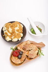 Gebackenes Fleisch mit Oliven und gebratene Tomaten