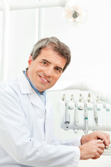 Zahnarzt mit seinen Instrumenten