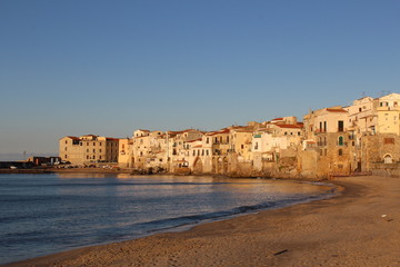 Cefal&ugrave; il paese e la spiaggia