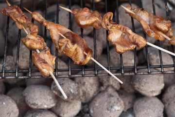 Sate-Spiesse werden gegrillt