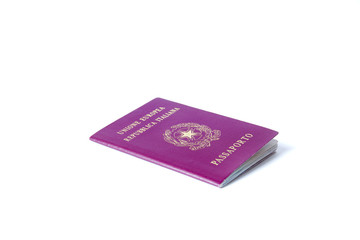 Passaporto europeo su fondo bianco