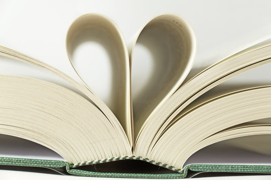 Pagine di libro a forma di cuore