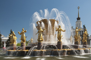 VVC, Main pavillion and fountain