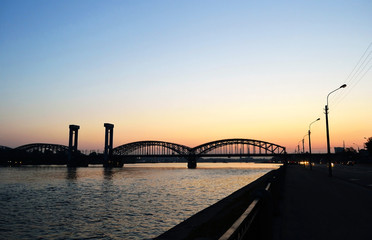 Fototapeta na wymiar Finlandia Railway Bridge o zachodzie słońca