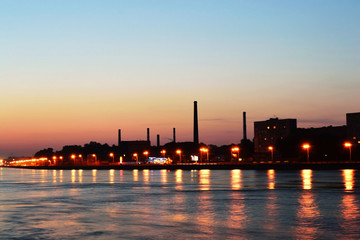 Obraz premium October embankment and Neva river after sunset