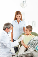 Obraz premium Mutter mit Kind beim Zahnarzt