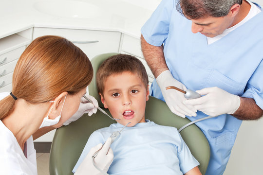 Kind bekommt Zahnbehandlung von Zahnärztin