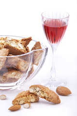 liquore con biscotti alle mandorle