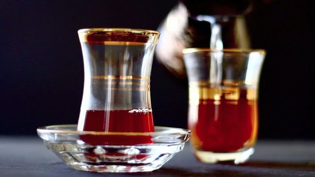 türkischer Tee mit Zuckerwürfel