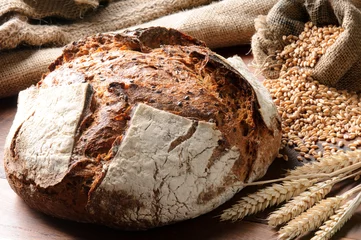 Foto op Plexiglas Bakkerij Vers gebakken traditioneel brood