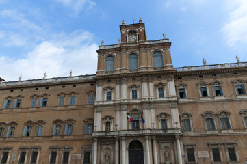 Fototapeta na wymiar Pałac Książęcy w Modenie we Włoszech
