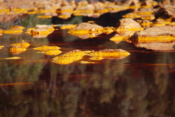 RÍO TINTO EN LAS MINAS DE RIOTINTO EN ANDALUCÍA, ESPAÑA