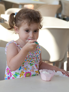 bambina mangia gelato in coppetta