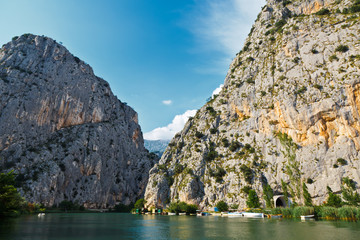 Fototapeta na wymiar Kanion rzeki Cetina w pobliżu Omis, Chorwacja