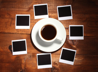 Obraz na płótnie Canvas Papiery fotograficzne z kawy na tle drewniane