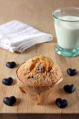 blaubeermuffin mit fruchtgummiherzen