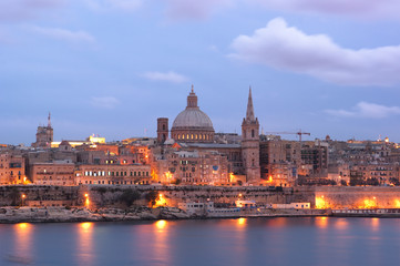 Fototapeta na wymiar Nocny widok z Valletta Na Zmierzchu