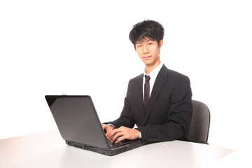 パソコンを操作する男性