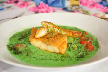 Panierter Fisch in Seegrassauce