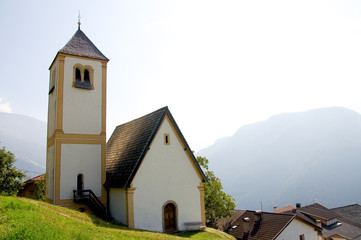 Kirche in den Dolomiten - Alpen