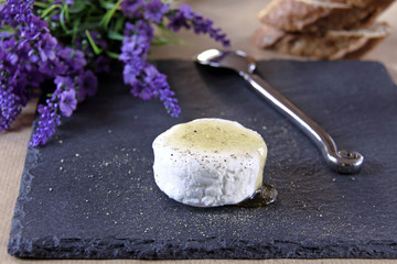 ziegenkäse mit lavendelhonig