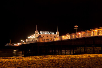 Fototapeta na wymiar Brighton Pier w nocy