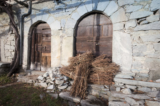 fascine di legno davanti ad una porta