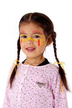 enfant avec couettes et maquillage