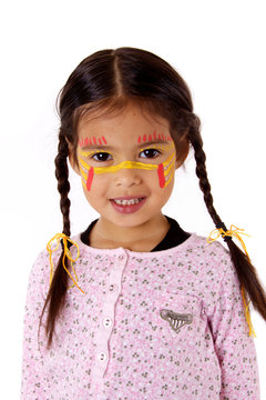 petite fille avec couettes et maquillage indien