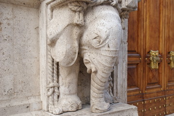 Fototapeta na wymiar ornamental elephant front of an historical building