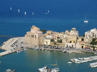 Blick auf den Hafen von Castellamara del Golfo, Sizilien - obrazy, fototapety, plakaty