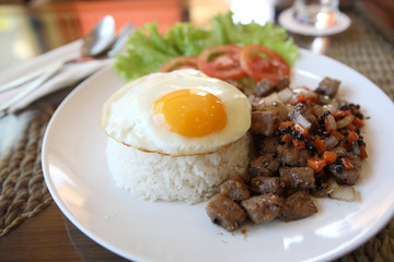 roast beef with black pepper and fried egg on rice
