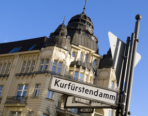 Fototapeta premium Znak drogowy od bulwaru Kurfürstendamm w Berlinie z zabytkowym domem w tle