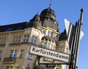 Fotobehang Straatnaambord van de Kurfürstendamm-boulevard in Berlijn met een historisch huis op de achtergrond © spuno