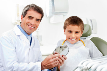 Portrait von Zahnarzt und Kind