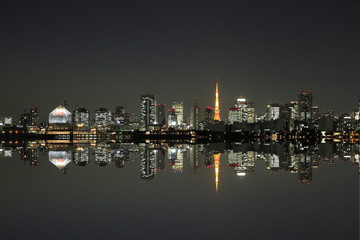Fototapeta premium Tokyo tower reflection night