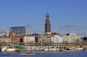 Hamburger Hafen mit Michel und Rickmer Rickmers