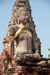 Obraz premium Ancient Sitting buddha statue in the temple ruins of Thailand.