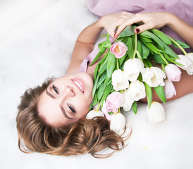 Obraz na płótnie Canvas Dreaming piękne młoda dziewczyna z bukietem kwiatów