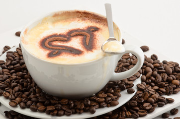 Cappuccino mit Schokoherz und Kaffebohnen