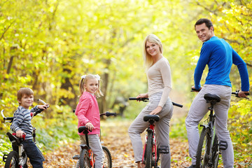 Obraz premium Family on bikes in the park