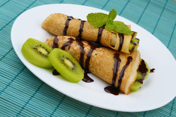 Kiwi crepes with chocolate sauce