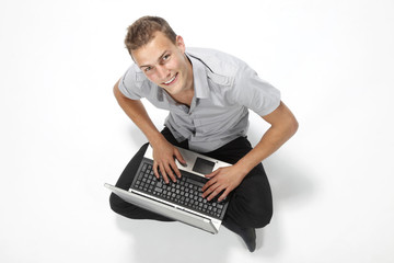 Jeune homme avec un ordinateur