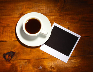 Obraz na płótnie Canvas Papier fotograficzny z kawy na tle drewniane