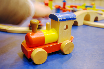 Holzeisenbahn bunt mit Kinderhand